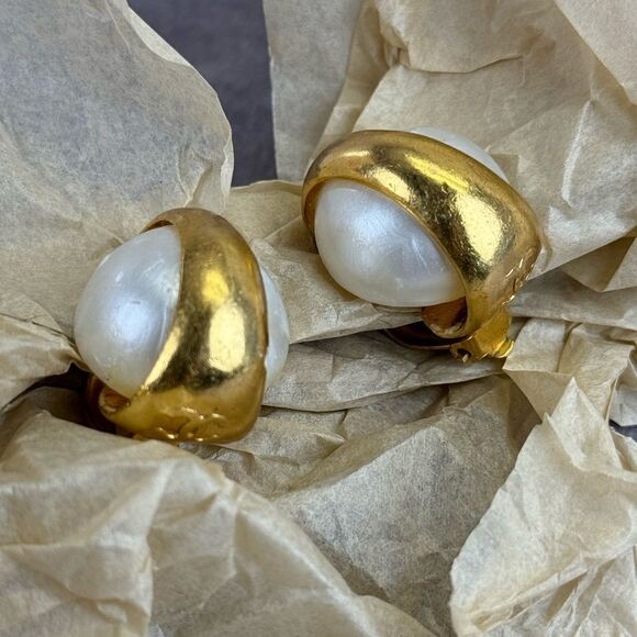 Chanel Vintage 93a Large Faux Pearl Gold Clip On Earrings - Picture 6 of 16